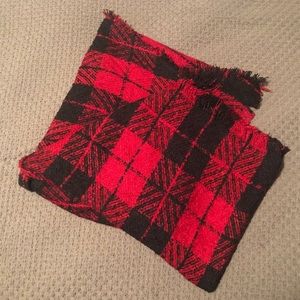 AMERICAN EAGLE red and black scarf